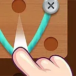 Dedos tocando una cuerda azul en un tablero de madera con tornillos