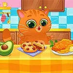 Un gato anaranjado con grandes ojos verdes está en una cocina frente a una mesa con aguacate, galletas, salchichas, y comida frita con limón
