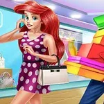 Persona pelirroja con vestido morado y bolso blanco de compras acompañada de un hombre cargando cajas de regalos de colores en un centro comercial