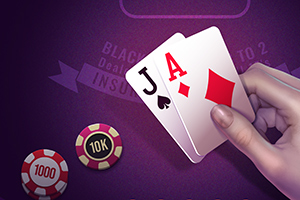 Mano sosteniendo un as de diamantes y una jota de tréboles sobre una mesa de juego morada, junto a fichas de póker