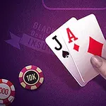 Mano sosteniendo un as de diamantes y una jota de tréboles sobre una mesa de juego morada, junto a fichas de póker