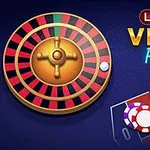 Ruleta de casino con fichas de colores y texto decorativo en un fondo azul