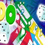 Dados y tablero colorido con fichas triangulares sobre un fondo azul y la palabra LUDO en letras grandes