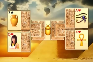 Cartas con íconos egipcios antiguos sobre un fondo de pirámides y cielo nublado