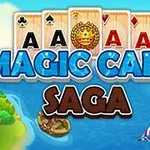 Cartas de póker con símbolos de trébol, picas, corazones, y diamantes sobre un fondo de mar con un barco y el título Magic Card Saga
