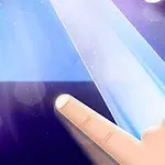 Dedo tocando un rectángulo negro en una interfaz musical con notas musicales en el fondo azul