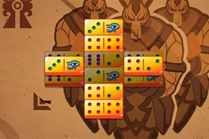 Fichas de dominó con colores brillantes y símbolos especiales dispuestas en forma de cruz sobre un fondo de ilustraciones de guerreros