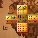 Fichas de dominó con colores brillantes y símbolos especiales dispuestas en forma de cruz sobre un fondo de ilustraciones de guerreros