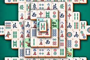 Un conjunto de fichas apiladas con diversos símbolos y caracteres chinos sobre un fondo verde