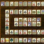 Fichas rectangulares con símbolos chinos organizadas en un patrón rectangular sobre un fondo marrón