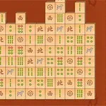 Azulejos apilados con símbolos verdes, rojos y negros sobre un fondo marrón