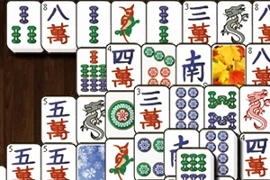 Juegos de fichas apiladas con símbolos y diseños coloridos en un patrón sobre una superficie de madera