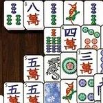 Juegos de fichas apiladas con símbolos y diseños coloridos en un patrón sobre una superficie de madera