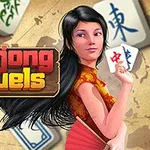 Mujer con vestido tradicional chino sosteniendo fichas de Mahjong, con un mapa de fondo y un cartel con letras grandes