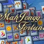 Fichas de Mahjong apiladas con símbolos astrológicos y el texto MahJongg Fortuna en el centro