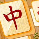 Ficha de juego con un carácter chino rojo sobre fondo de madera