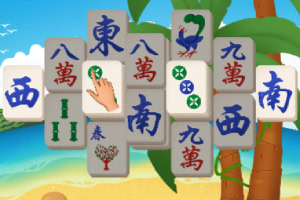 Fichas de Mahjong con símbolos chinos frente a un fondo tropical que incluye palmeras y el mar
