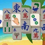 Fichas de Mahjong con símbolos chinos frente a un fondo tropical que incluye palmeras y el mar