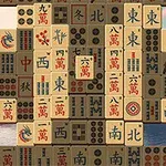 Fichas de Mahjong apiladas con caracteres chinos y símbolos tradicionales, sobre un fondo de paisaje sereno con árboles de cerezo y un lago al atardecer