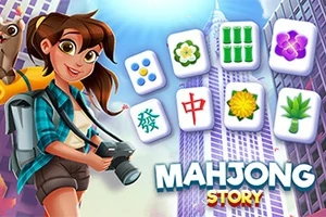 Joven aventurero con cámara y mochila junto a piezas de Mahjong, frente a rascacielos y cielo azul