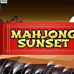Pancarta roja con texto en el centro rodeada de fichas de Mahjong sobre un fondo de atardecer con sol blanco