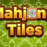 Texto amarillo Mahjong Tiles en un fondo verde con diseño decorativo