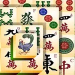 Fichas de juego apiladas con símbolos chinos y dibujos coloridos de flores, pájaros y caracteres