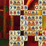 Fichas de números y letras dispuestas en una estructura sobre un fondo colorido y luminoso con sillas y mesas