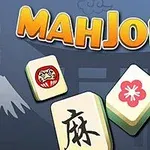 Tres fichas de juego con símbolos orientales y un fondo azul tenue, junto a la palabra MAHJONG en letras grandes
