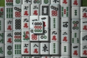 Fichas rectangulares con caracteres chinos en rojo y verde y símbolos circulares en negro, apiladas unas sobre otras