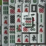Fichas rectangulares con caracteres chinos en rojo y verde y símbolos circulares en negro, apiladas unas sobre otras