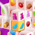 Cubos blancos adornados con imágenes de caramelos y frutas brillantes en un fondo púrpura