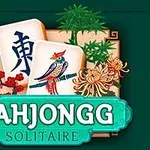 Dos fichas de dominó con ilustraciones de un carácter chino y un pájaro, rodeadas de flores y bambú, con el texto Mahjongg Solitaire