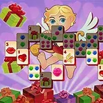 Cupido con alas rodeado de fichas de dominó con corazones, flores, y regalos en un fondo de corazones y cajas de regalo