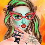 Mujer con piel verde, usando anteojos rojos y maquillaje llamativo, con telarañas en el cuello, uñas largas y fondo de llamas