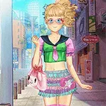 Una chica con gafas y cabello rubio rizado lleva una blusa verde y rosa, minifalda azul con volantes y un bolso rosa, caminando por una calle urbana