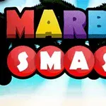 Texto colorido Marble Smash sobre un fondo con cielo azul y nubes
