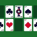 Cartas de juego con diferentes palos y valores dispuestas sobre un fondo verde