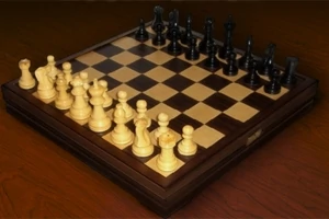 Tablero de ajedrez de madera con piezas blancas y negras dispuestas para jugar
