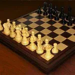 Tablero de ajedrez de madera con piezas blancas y negras dispuestas para jugar