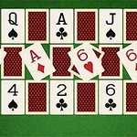 Cartas de juego numeradas y con figuras dispuestas en filas sobre un fondo verde