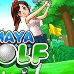 Una joven con una falda azul y blusa blanca está jugando golf en un entorno de selva con banderas amarillas, donde se destacan letras grandes de colores que dicen Maya Golf