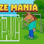 Un laberinto con una pelota de fútbol y un caballo caricaturesco junto a una portería en un campo verde