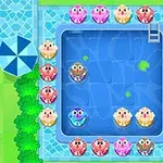 Personajes coloridos flotando alrededor y dentro de una piscina azul rodeada de baldosas y vegetación