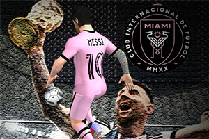 Futbolista con uniforme rosa del Club Internacional de Fútbol Miami junto a un trofeo y el logotipo del club al fondo