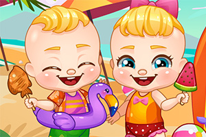 Dos bebés sonrientes en la playa, uno con un helado y el otro con una paleta de sandía, junto a un inflable púrpura