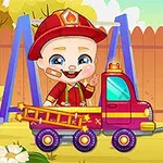 Dos niños pequeños jugando con un camión de bomberos de juguete en un jardín con columpios