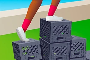 Una persona sube una estructura de cajas de plástico apiladas en un exterior con césped y cielo azul