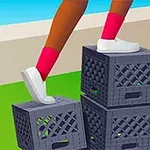 Una persona sube una estructura de cajas de plástico apiladas en un exterior con césped y cielo azul