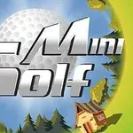 Título en letras plateadas delante de una pelota de golf grande, rodeada de árboles y una casa pequeña